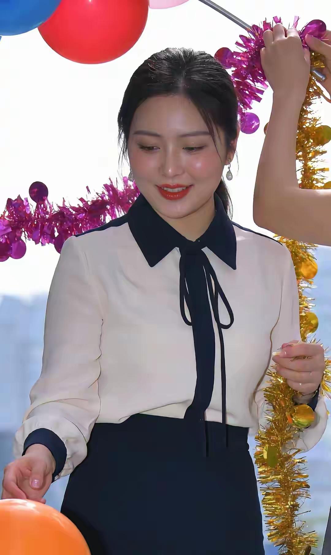 这个幼儿园老师真的把我给惊艳到了！完美的五官，精致的面容，甜美的微笑！一颦一笑都