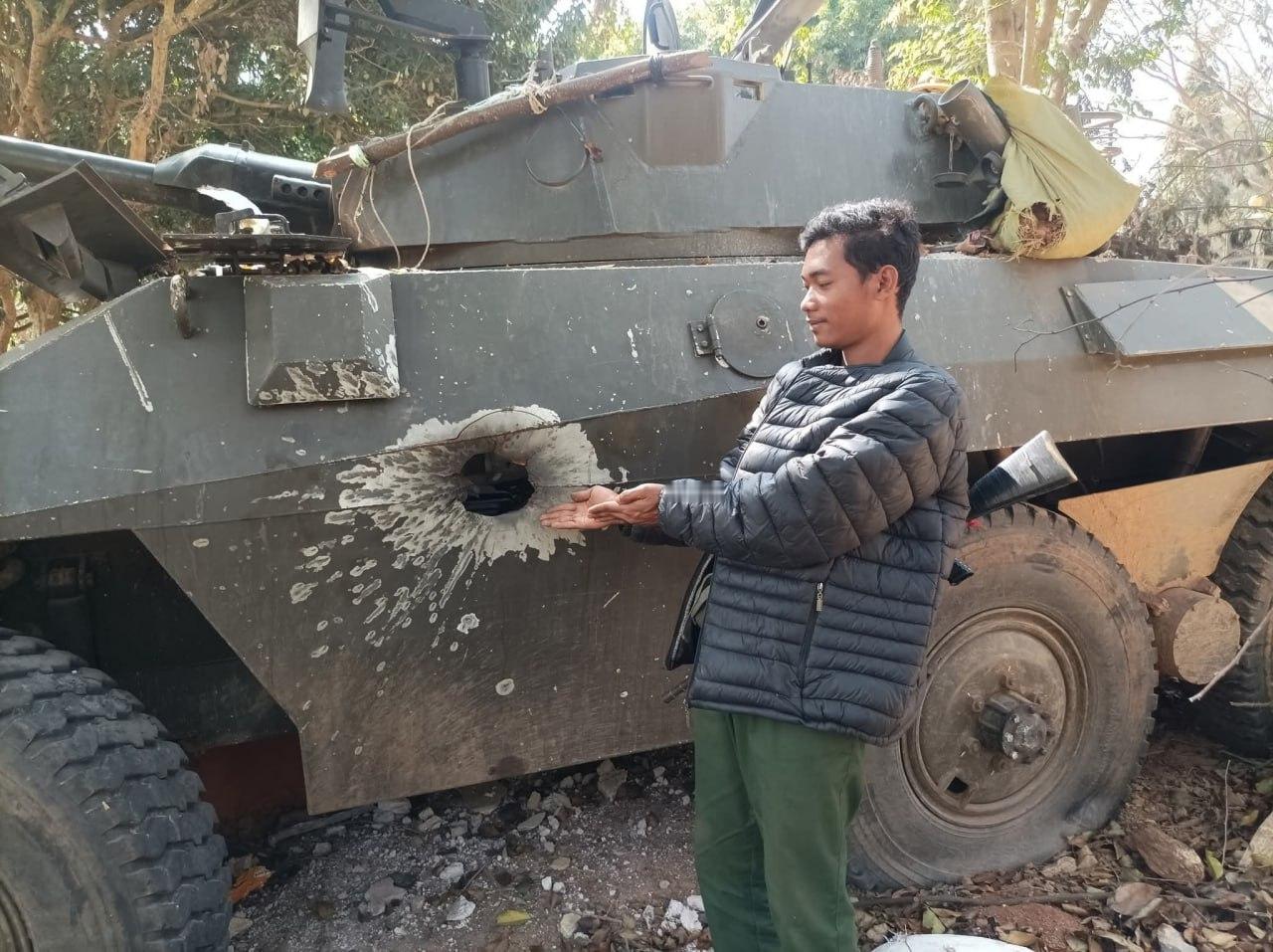 吃了一发破甲弹药的缅军巴西EE-9装甲侦察车