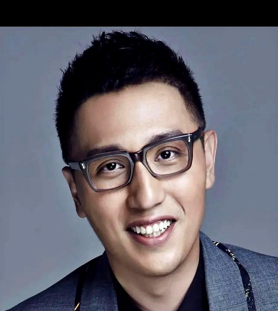 朱丹媚男一点都不奇怪，因为她自始至终就是这样的人！当年她大龄未婚，一直很担心