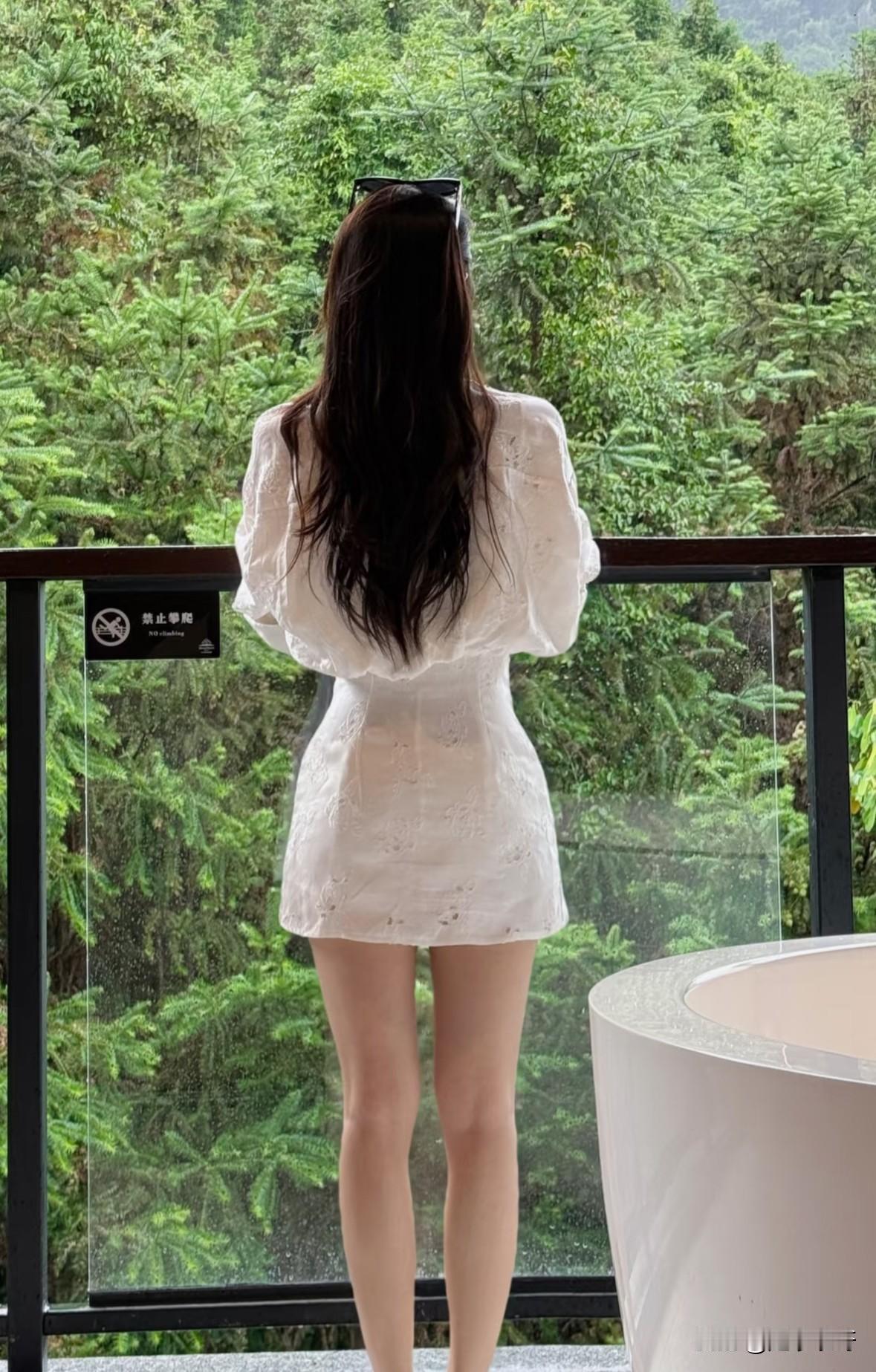 白色提花短裙美女佳作