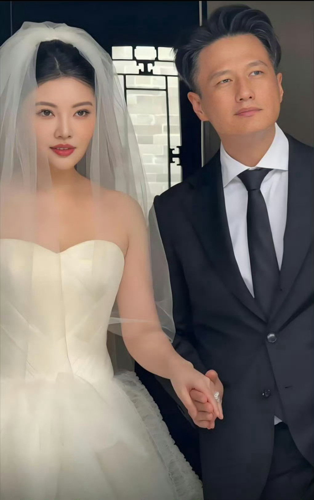 徐冬冬尹子维比赛跑步摔倒了徐冬冬和尹子维两个人加在一起三岁不能再多了，多少有点幼