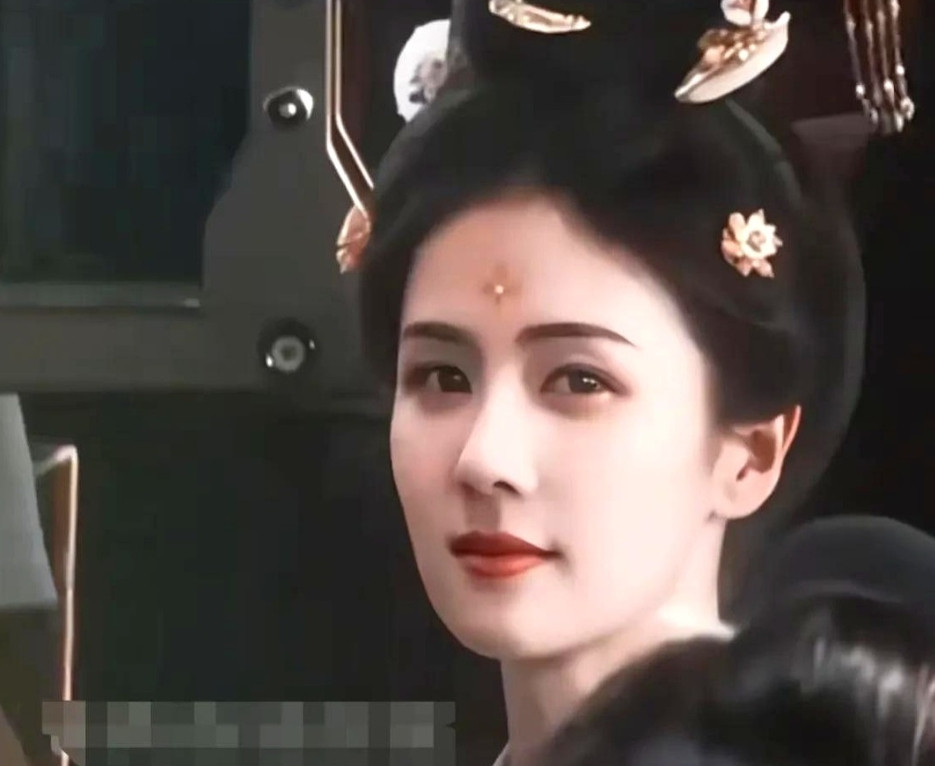 演员白鹿工作室最近晒出她7月最忙的日程表，凌晨4点28分就摸黑出门开工，顶着横店