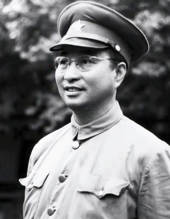 1953年，陈赓的车在哈尔滨被一个交警拦下，他直接拉开车门坐到车里，随后对司机说