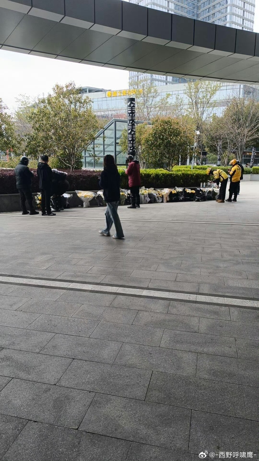 伟大无需多言！群众的眼睛是雪亮的……一辈子把人民放在心里的人，人民也会把你放在心