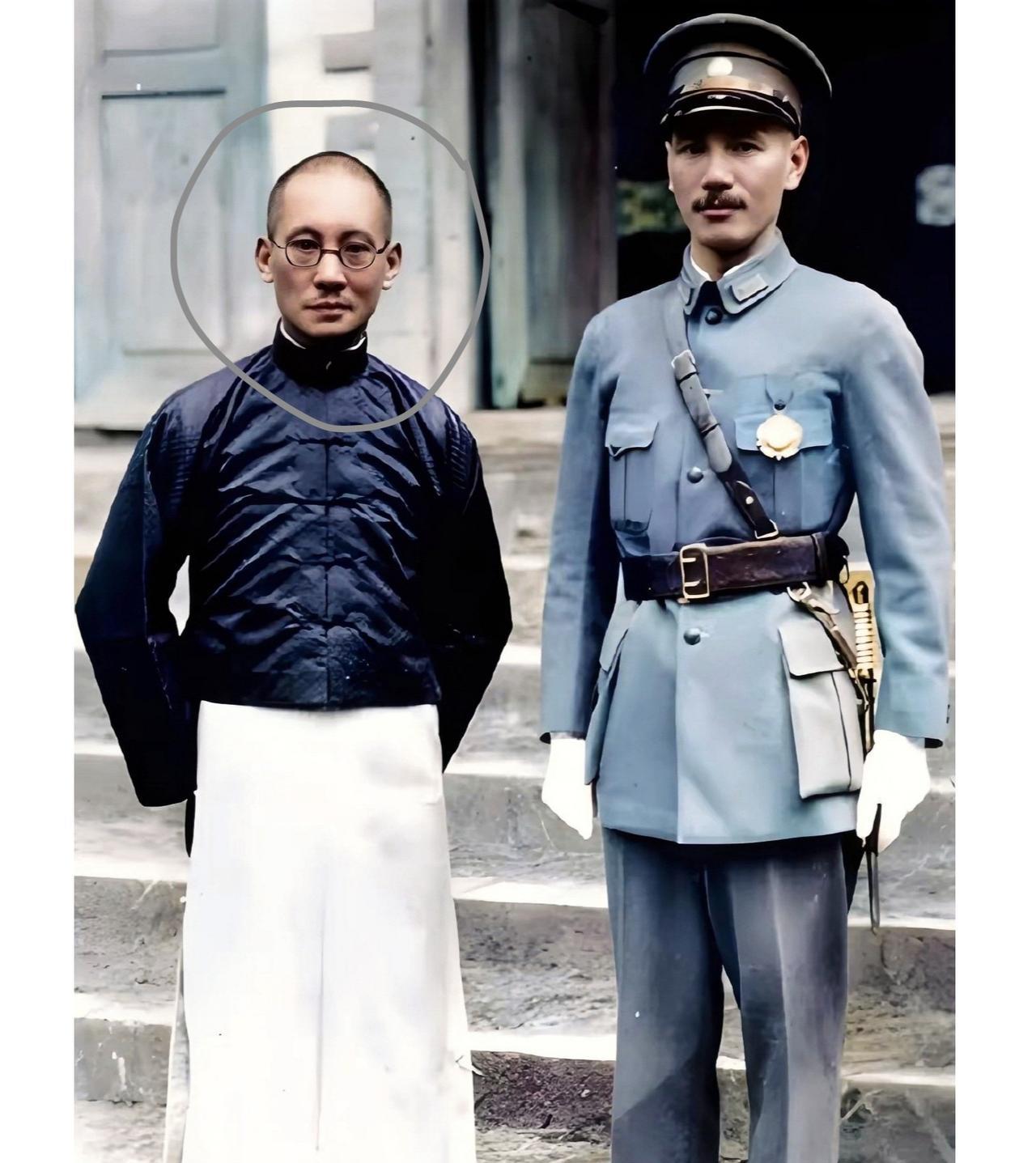 这才是1930年蒋介石在云南和一位男子的真实样貌，都看看吧！这并非演戏，也并非电