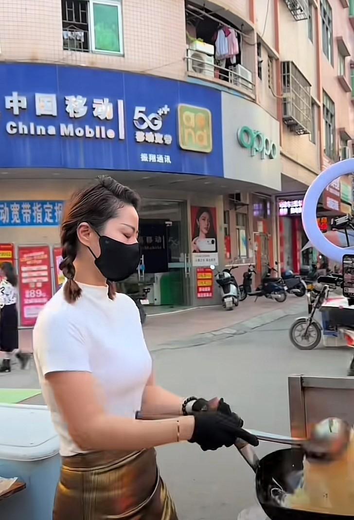 我去，炒粉姐变了！完全不一样了。曾经活力四射的她，如今在炒粉摊前少了些许往日
