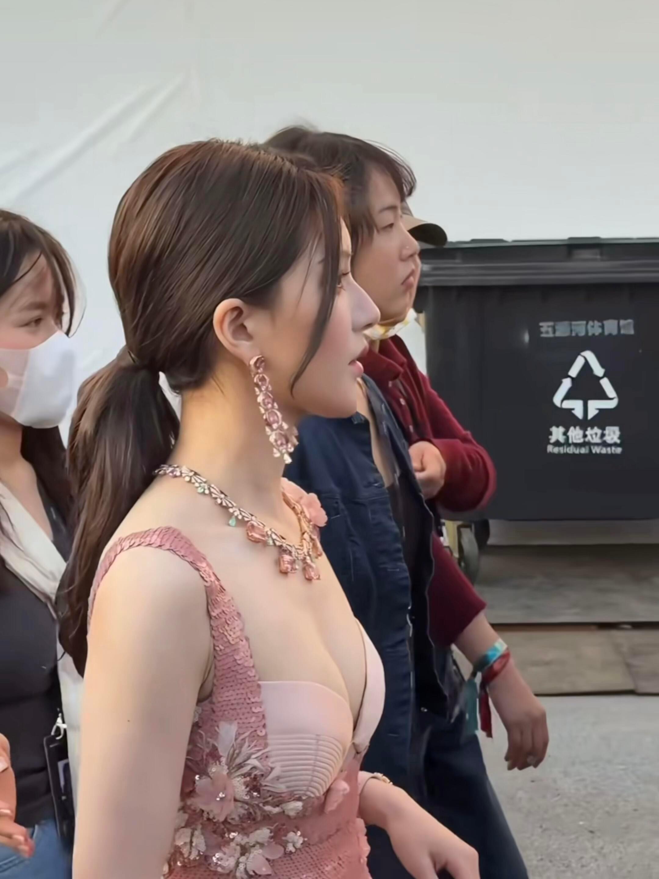 姐美得太超前😭都无视了她旁边是个大垃圾桶​​​
