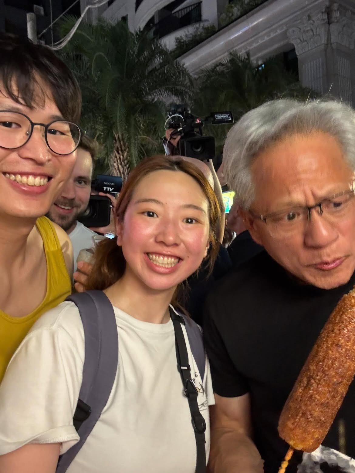 黄仁勋在台湾省街头夜市