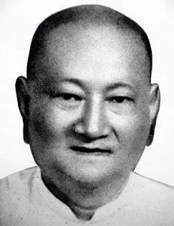 1949年，上海解放后的清晨，军管会的办公桌上摊着帮会人物清算名单。当手指划