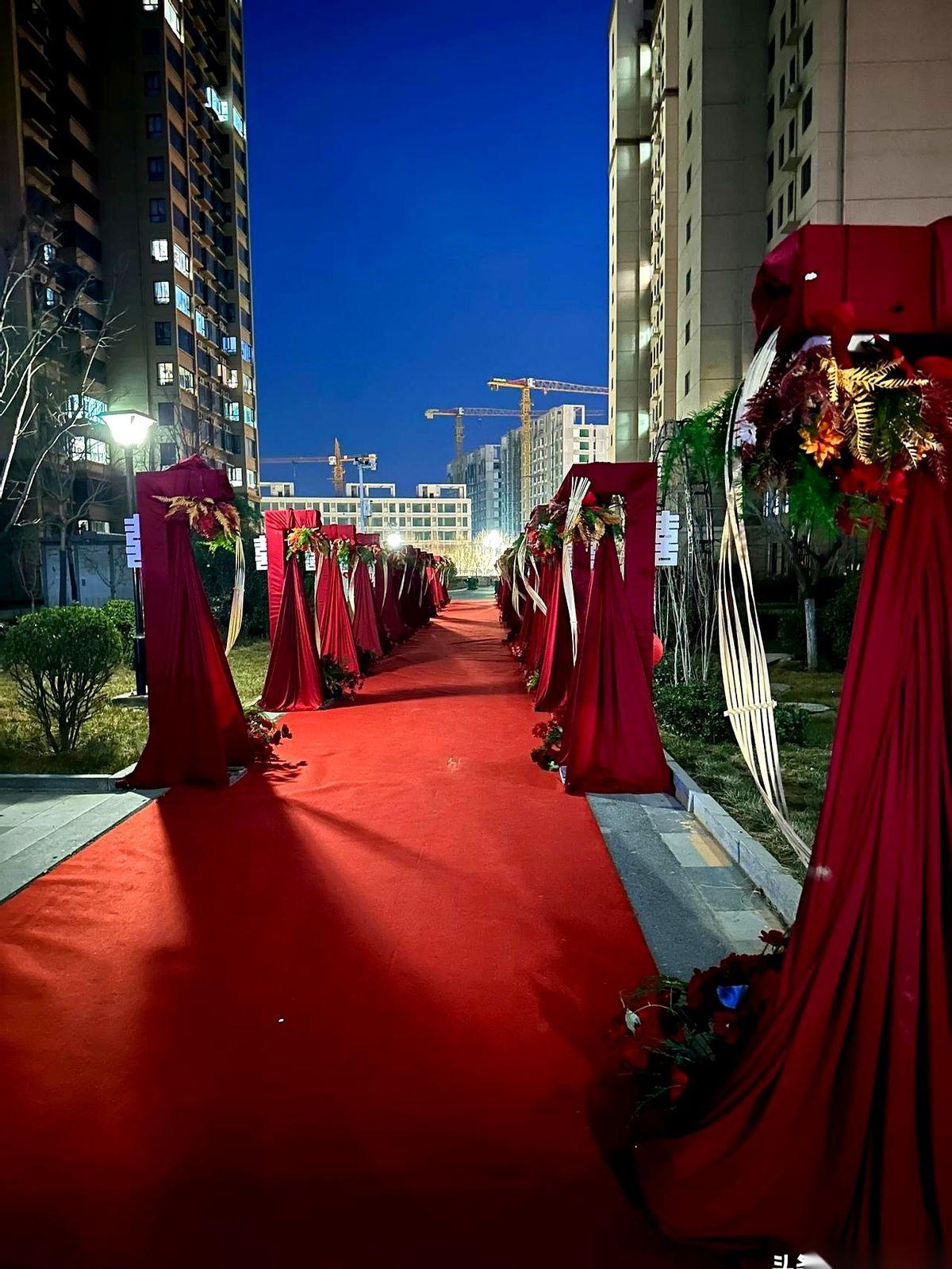 一台顶配手机，就这么烧没了。就为了那几个小时的好看，为了婚礼现场那些花、那些纱