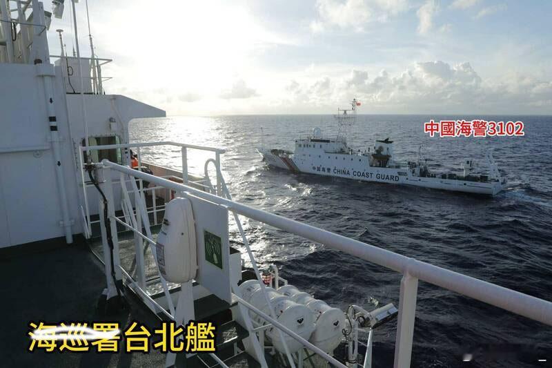 10月2日，中国海警3102舰在东沙岛所谓“限制水域”内巡航（图一）。此前在9月