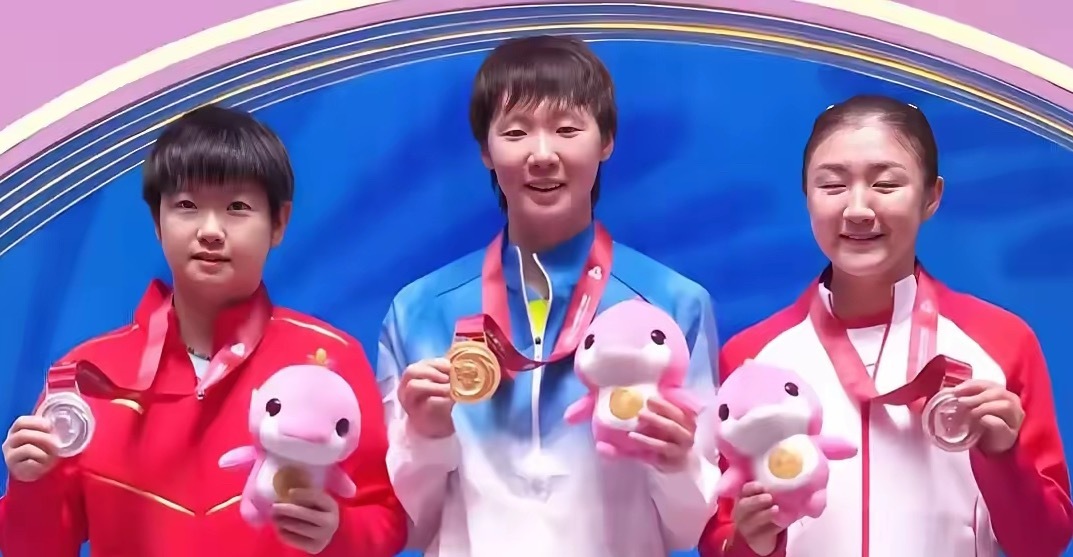 王曼昱全运会蝉联女单冠军，7个人最开心1，王励勤（中国乒协主席）2，马琳（国乒女