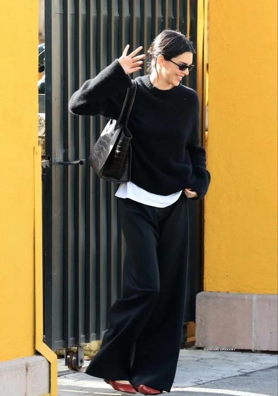 肯豆Kendall近日外出穿搭，和一个男的廓系穿搭时髦主理人时尚资讯时装