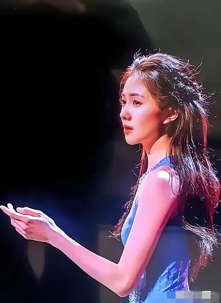 这世道真是太现实了，海来阿木估计肠子都悔青了。​好不容易挤上春晚，想着能凭嗓子