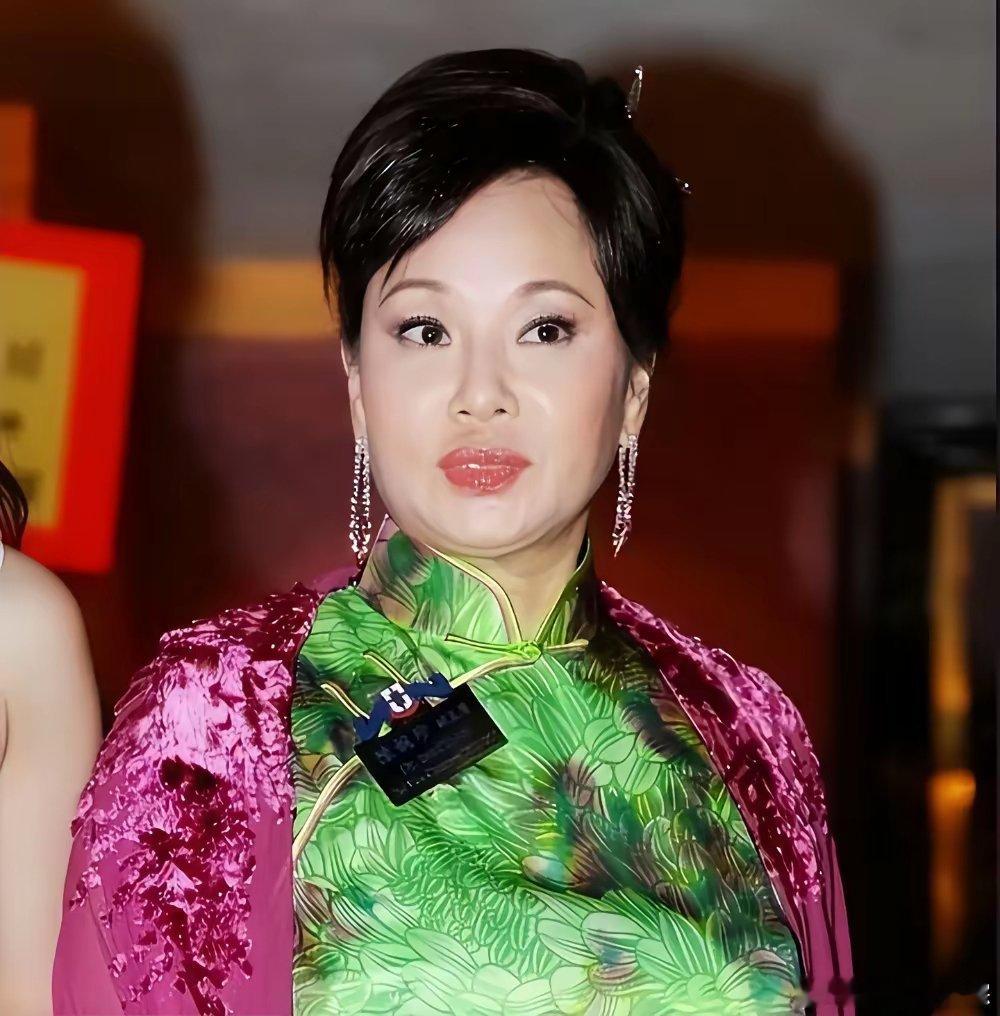 窦骁的再度翻红，肠子都悔青的不是何超莲而是她妈妈陈婉珍。在三太眼里自家女儿贵为豪