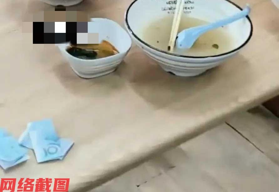 有一家小餐馆来了四名女子在此吃饭。只是四名女子点餐不多，只消费了二十八元，在