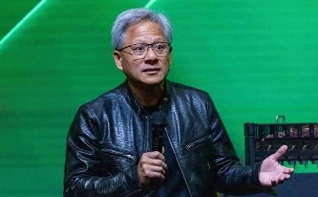 黄仁勋在采访里反问：“美国对中国的封锁已经如此严苛，为什么还能诞生华为这样的企业