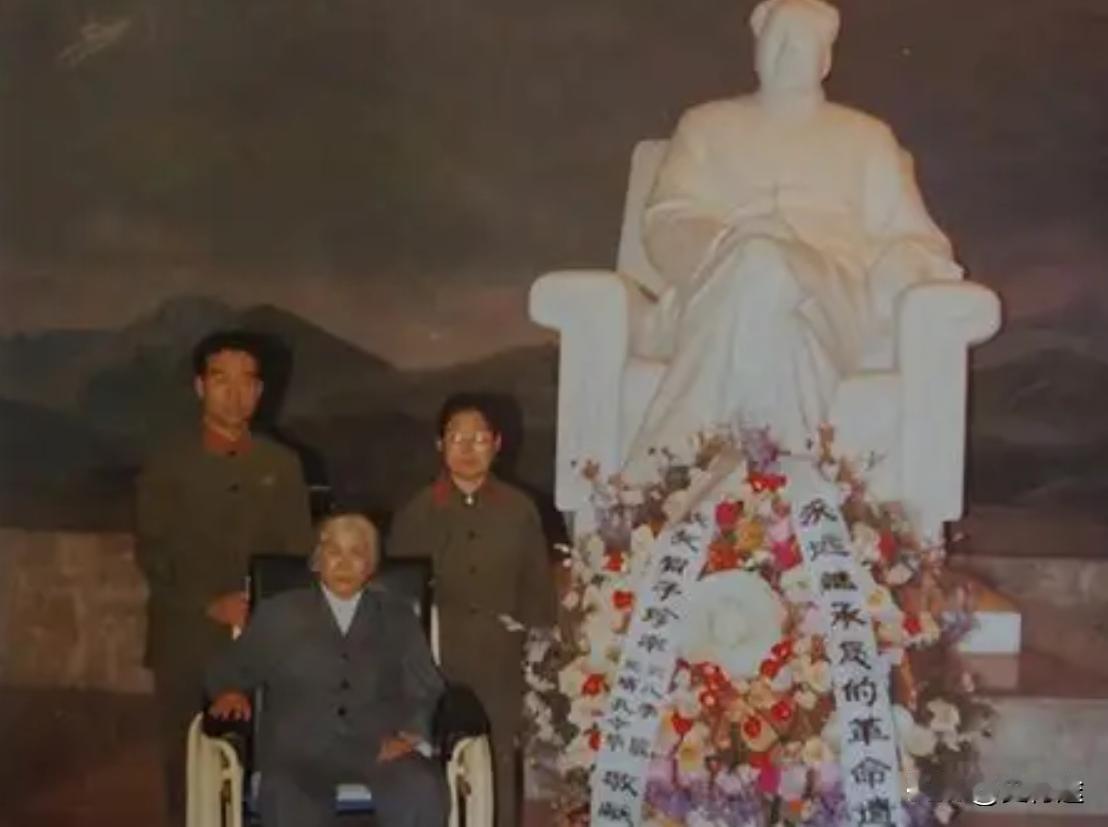 1979年，贺子珍终于来到北京，与毛主席拍下最后一张“合影”！贺子珍出身江