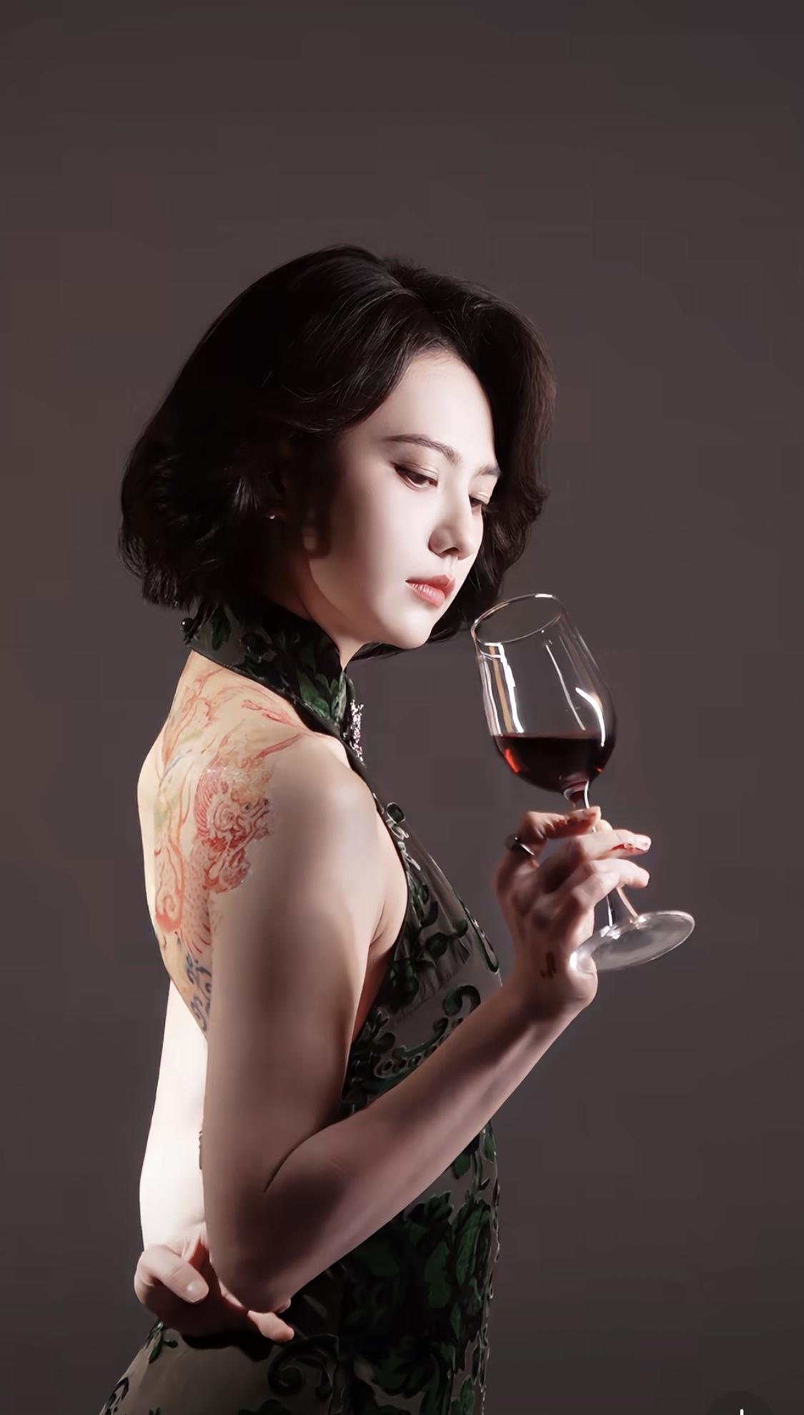 张海琪的彩色纹身会更加疼的，相当于本来可以一刀完事儿的，非要分好几刀刮，不过也会
