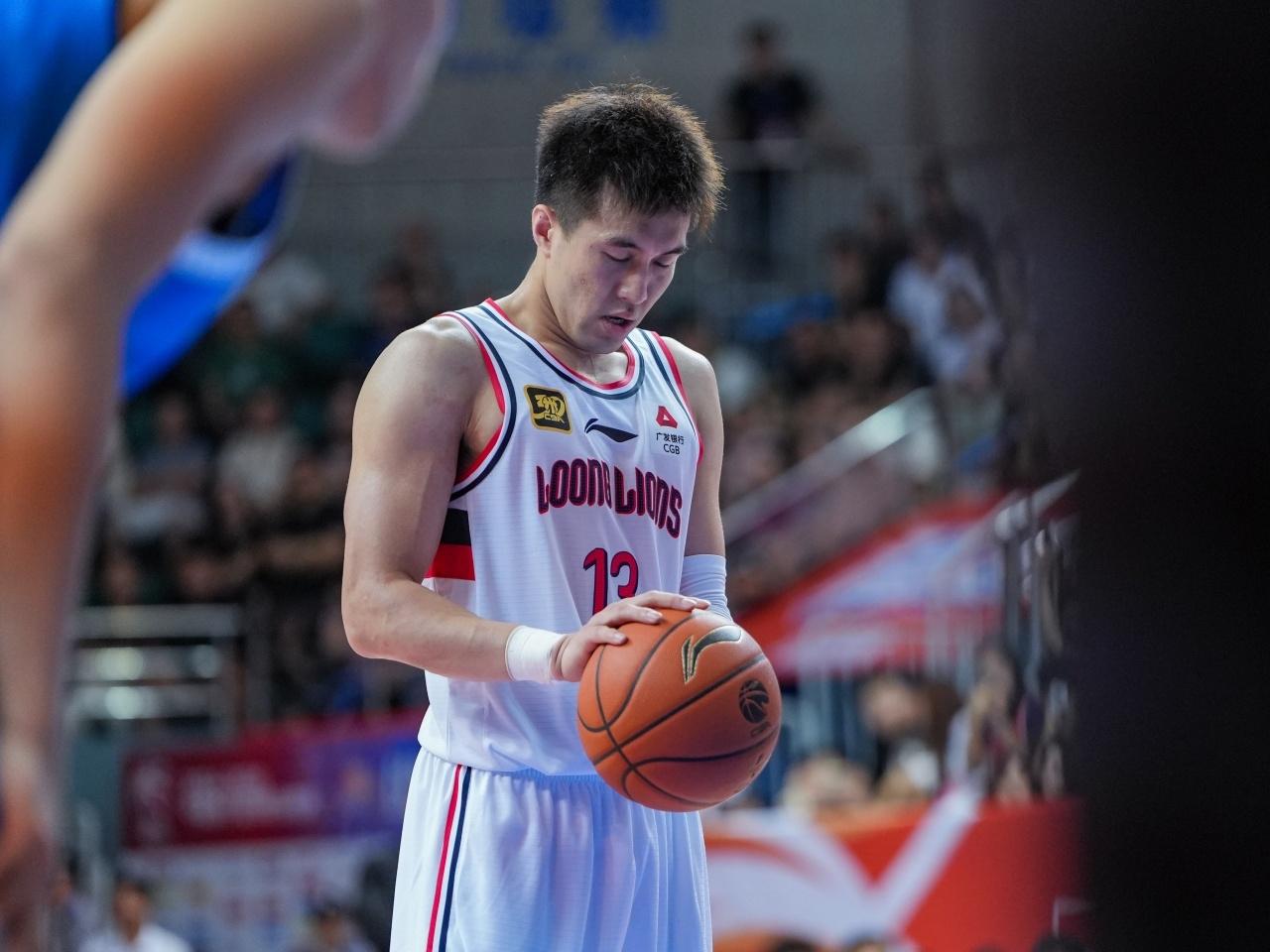 CBA最新消息：据广州男篮球员郭艾伦个人社媒更新伤情：“在医院出来了，前交叉韧带