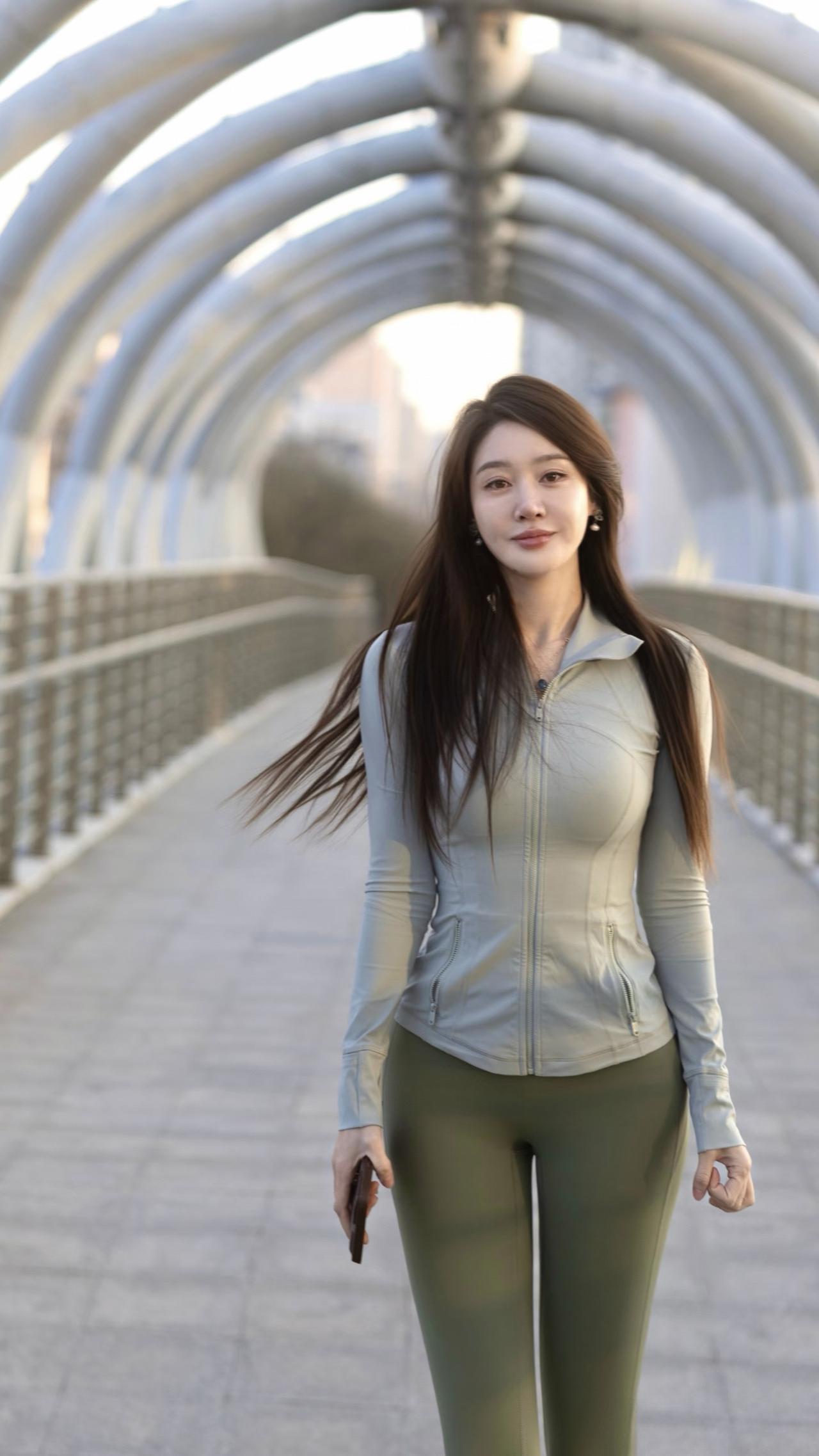 桥上行人步履轻，风中长发舞如烟