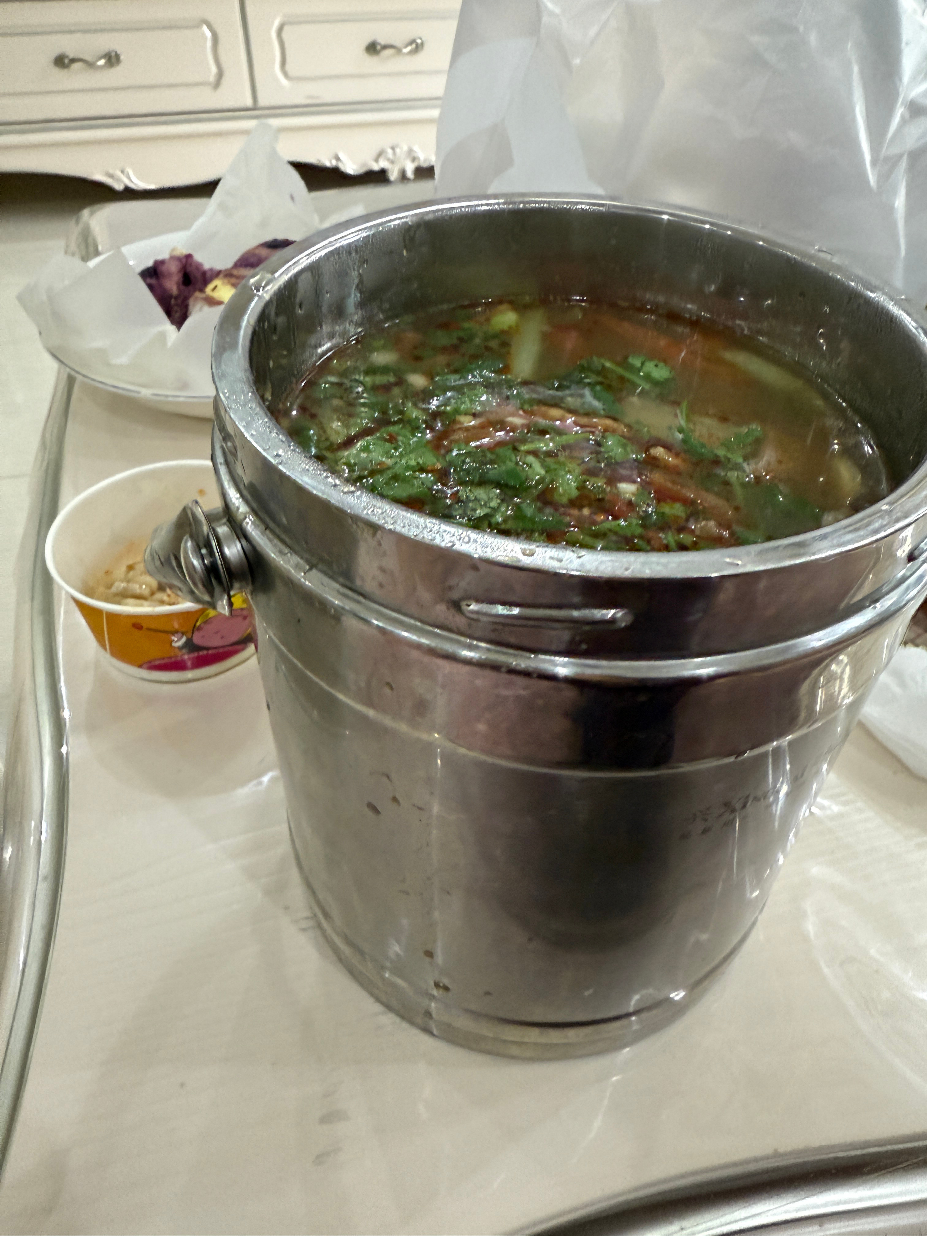 我妈太牛了，拿保温饭桶给我装了一碗三鲜粉回来了这彪悍的作风，不愧是我妈！大家早…