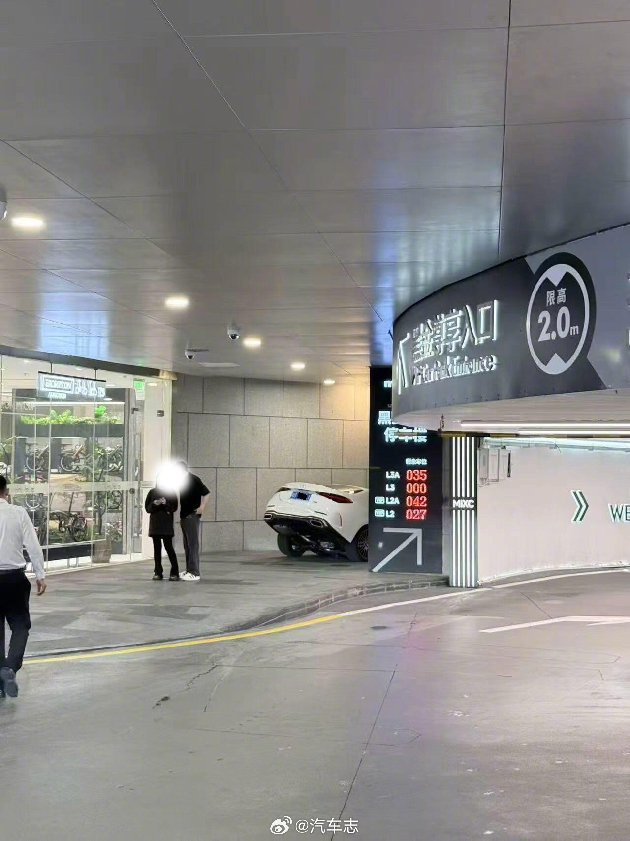 这黑金通道入口标识算不算误导？