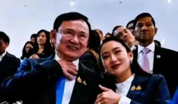 他信最近在社交媒体上公开表态，明确表示泰国不会更换总理，呼吁各方停止内斗。他指出