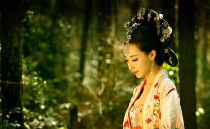 618年，隋炀帝被叛军缢死。美貌的南阳公主落入了窦建德手里，岂料，窦建德“扑通”