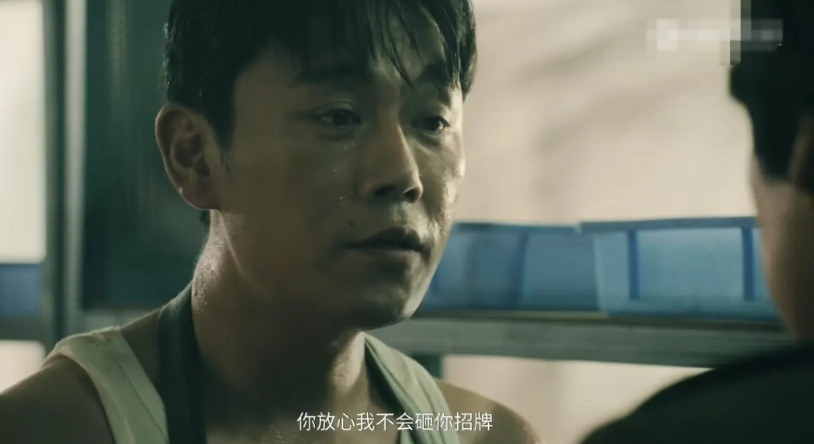 《扫毒风暴》最新预告，逃到宛北的卢少骅，又遇到了两个大麻烦。第一个麻烦就是他研