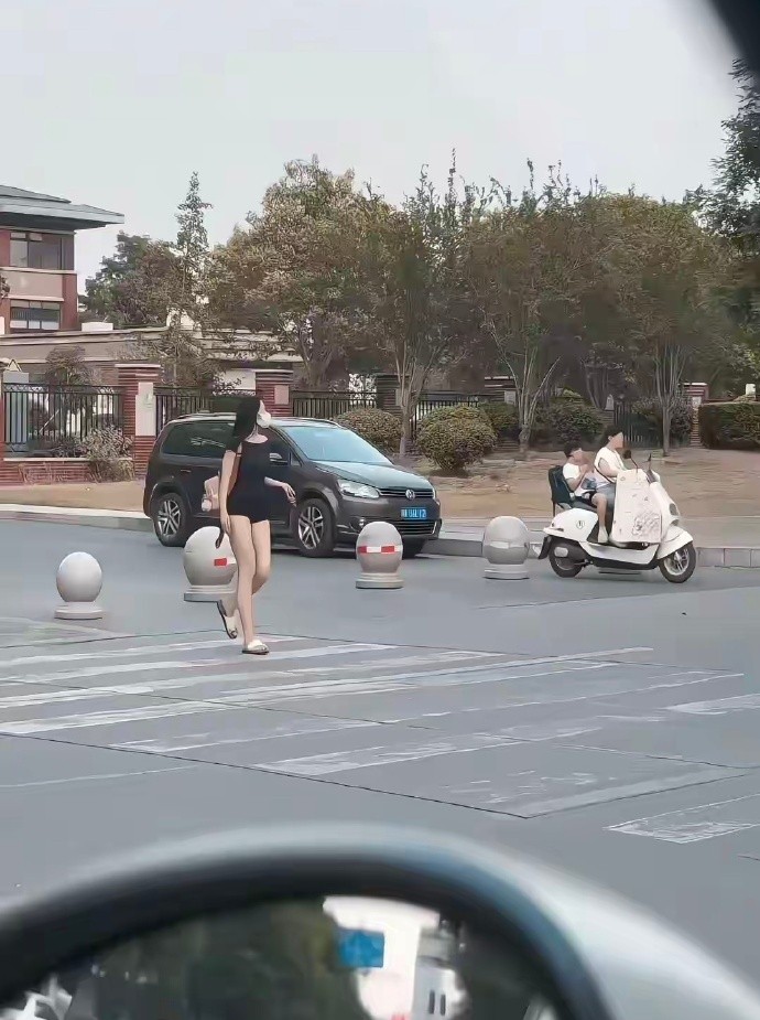 看车看到的最漂亮的女生了！
