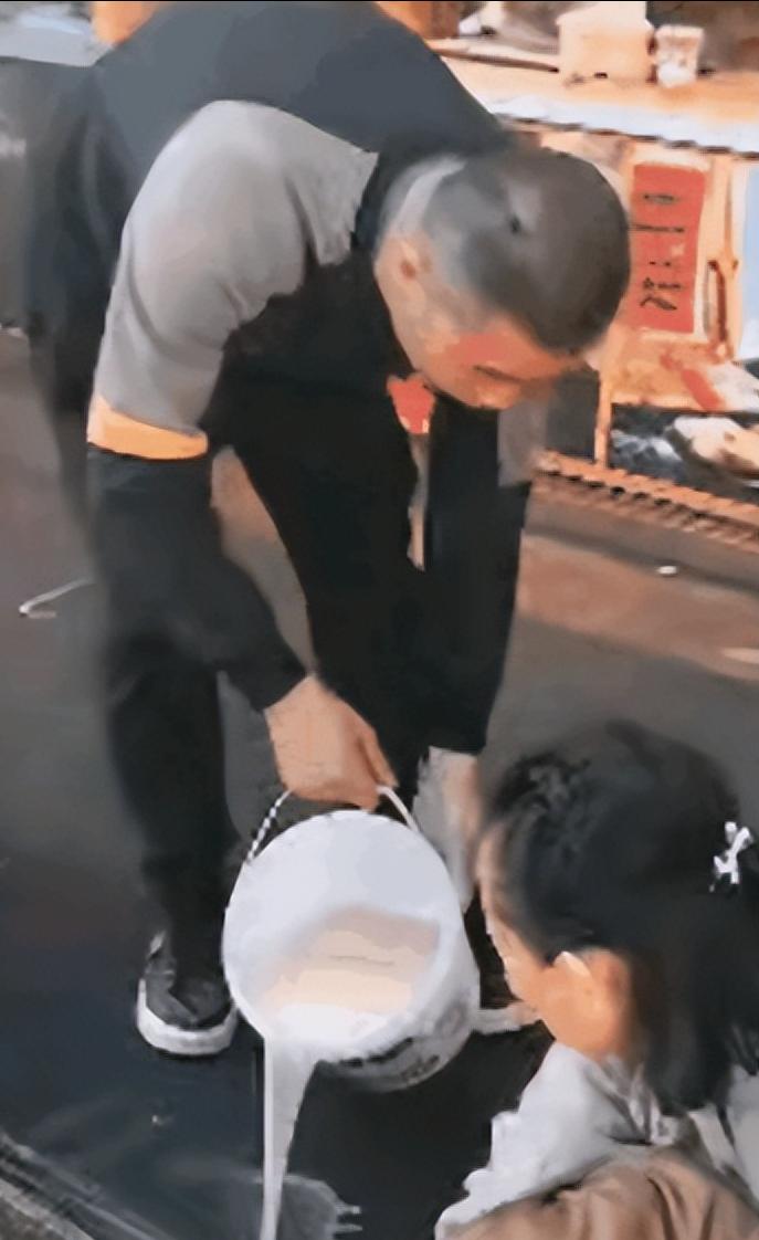 “格局打开！”2名游客逛街逛累了，便坐在一家柿饼店门前的台阶上休息，不料，店老板