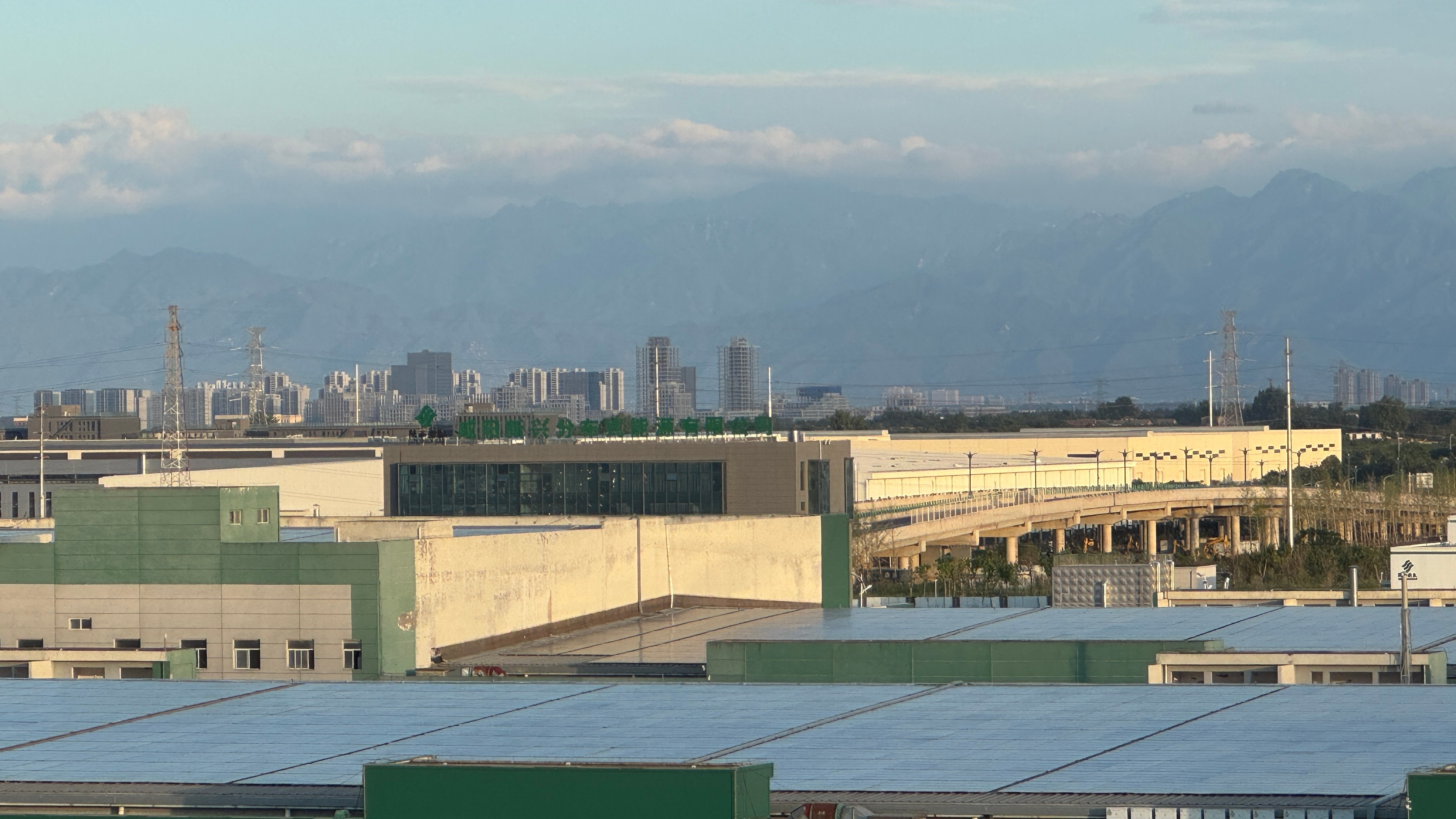 最近很火的一段话：照顾好自己，世界才会属于你。风雨由天，快乐由己，保重身体，健康