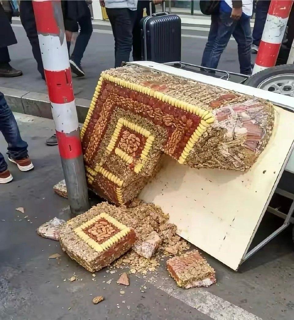 不小心撞倒了摊贩切糕，要赔多少钱？​​​