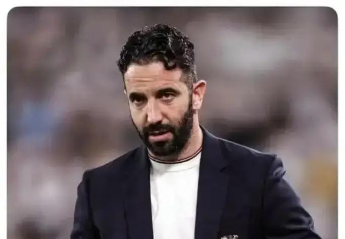 曼联这回是真没钱硬撑了。工资单3.3亿，英超红线50%，他们飙到65%，不甩人就