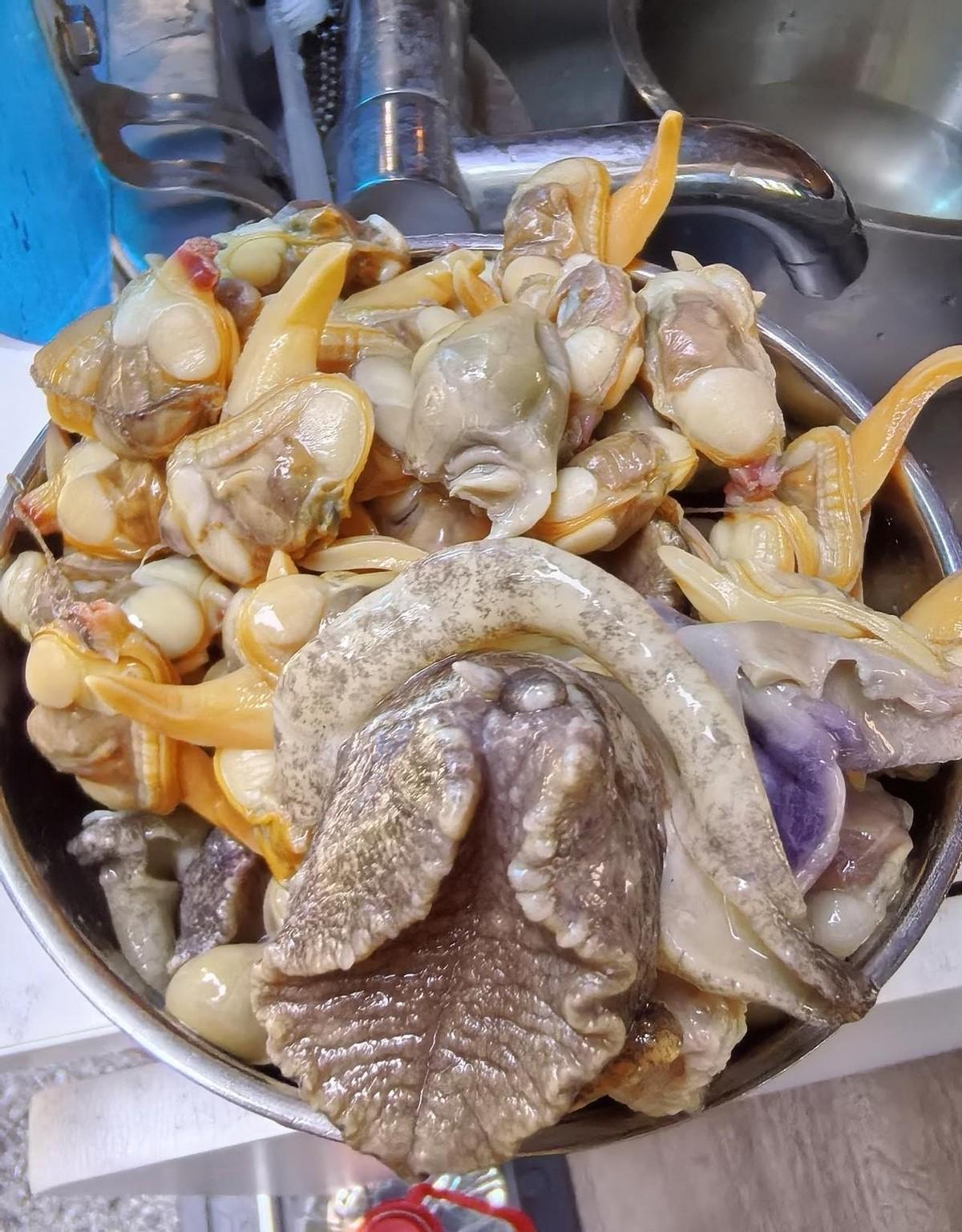 总有人说丹东物价不便宜，这次在国门湾早市算是亲身体会到了。花30块钱买了点海螺