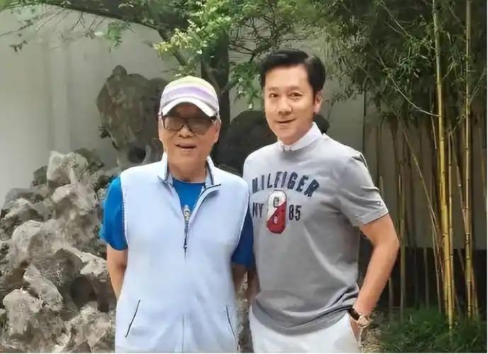 蔡国庆每月给弟弟蔡军发2万工资，发了20年，一共480万。条件就一个：在家全职照