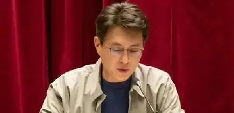 26年前，她花掉半月片酬给他买早餐时，没想到这顿饭能“吃”四分之一个世纪。靳东