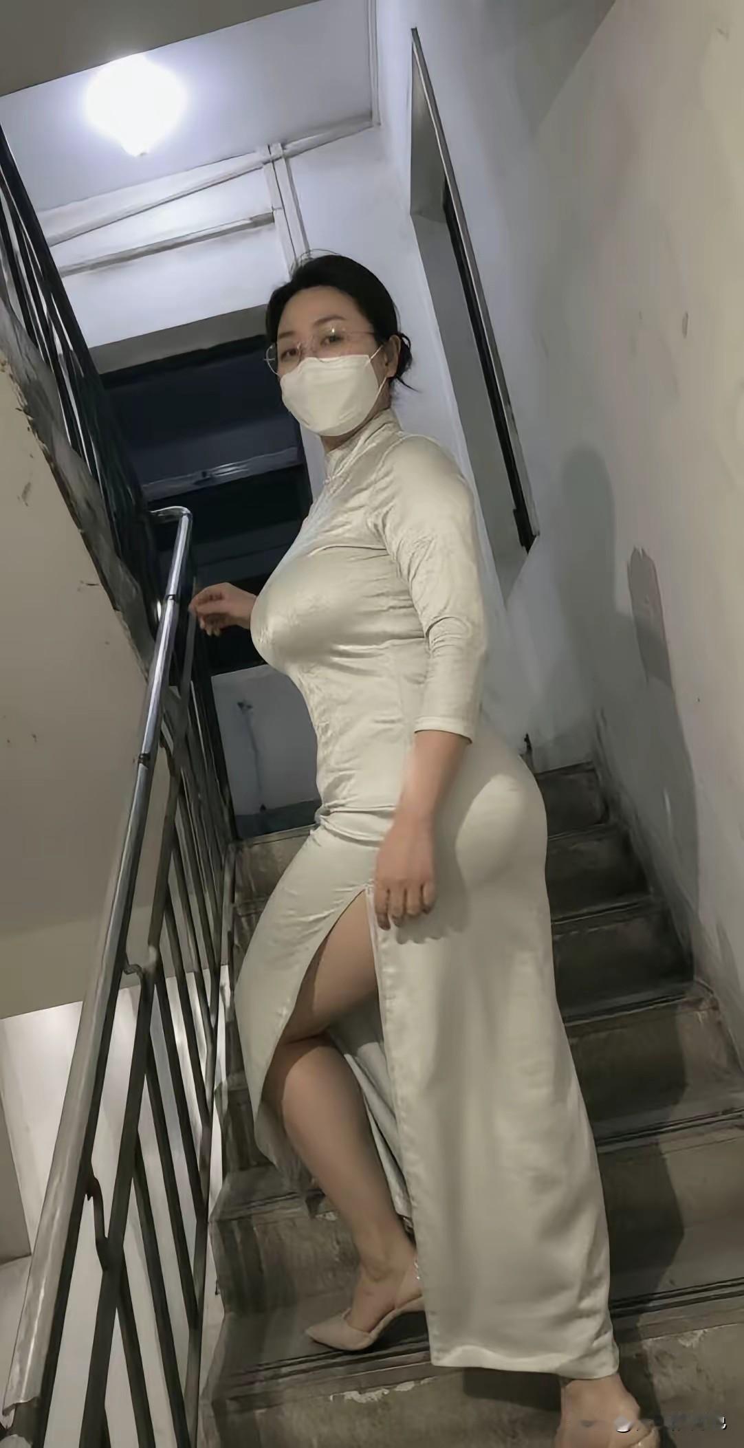 原来旗袍是真的显身材，她穿裤子绝对没这么好看。