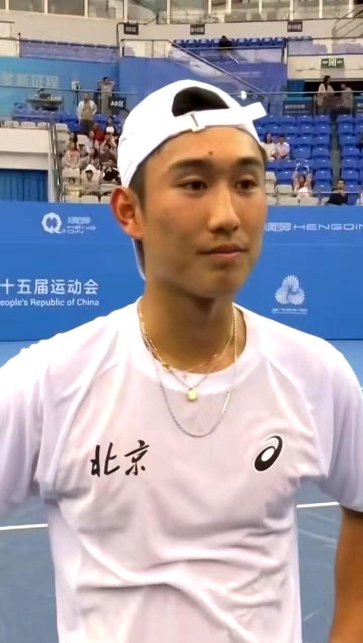 全运会网球首轮比赛里，职业选手几乎都“送蛋”赢得轻松，反真人达到了“碾压”级别。