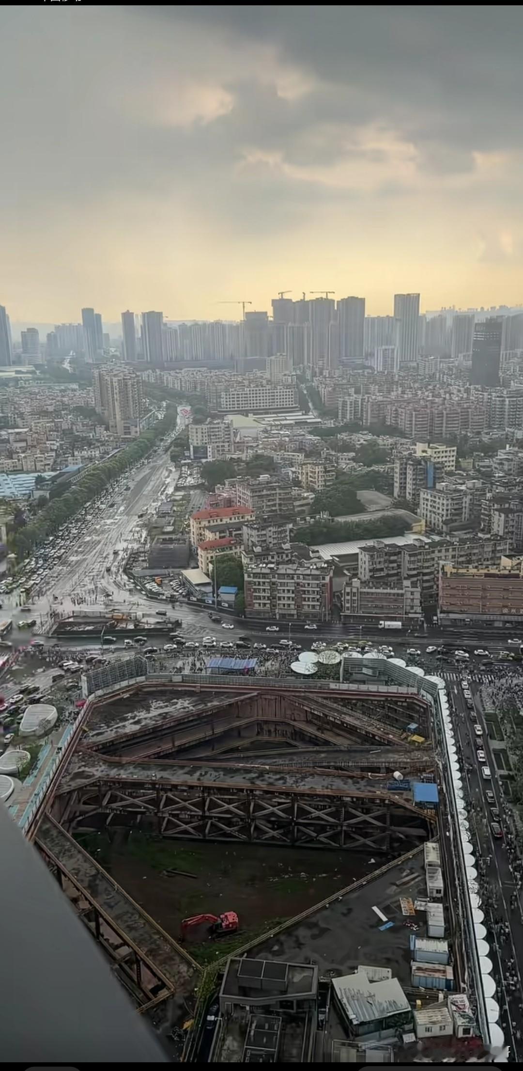 万象城的到来给广州白鹅潭带来了超级流量，但是美中不足的是，一个很大的天坑出现在你