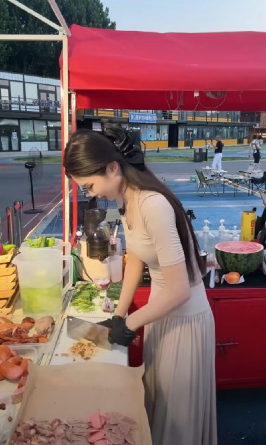 什么样的穿搭可以成为气质女神?00后摆摊下酒菜