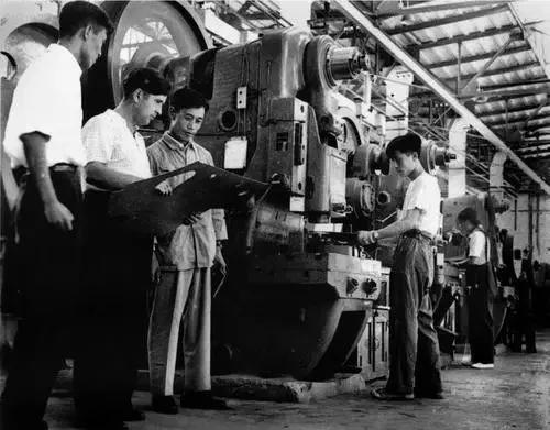 1950年底的沈阳，100架刚运抵的米格-15战机陆续拆箱。机身泛着冷光，航炮、
