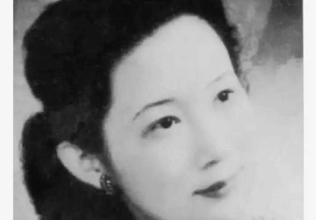 年轻时期的龙云和表兄弟卢汉爱上了同一个女人，就是滇军长官唐继尧的四妹唐芸赓。可惜