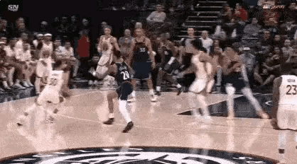 库里彻底疯魔了，忍不了了！库里是NBA出了名的没哨，之前很多都只是无奈一笑。