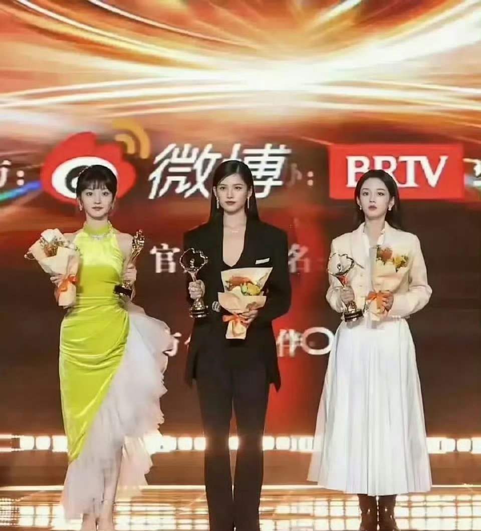 张婧仪的大骨架上镜好吃亏，显得比其他女明星壮一圈。