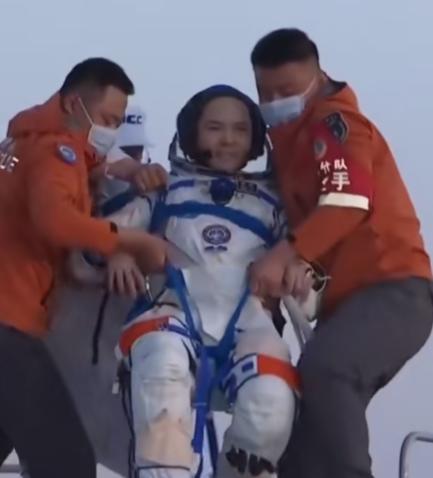 神舟飞船落地，地面上居然有专职的开舱手岗位5月29号晚上8点11分，东风着