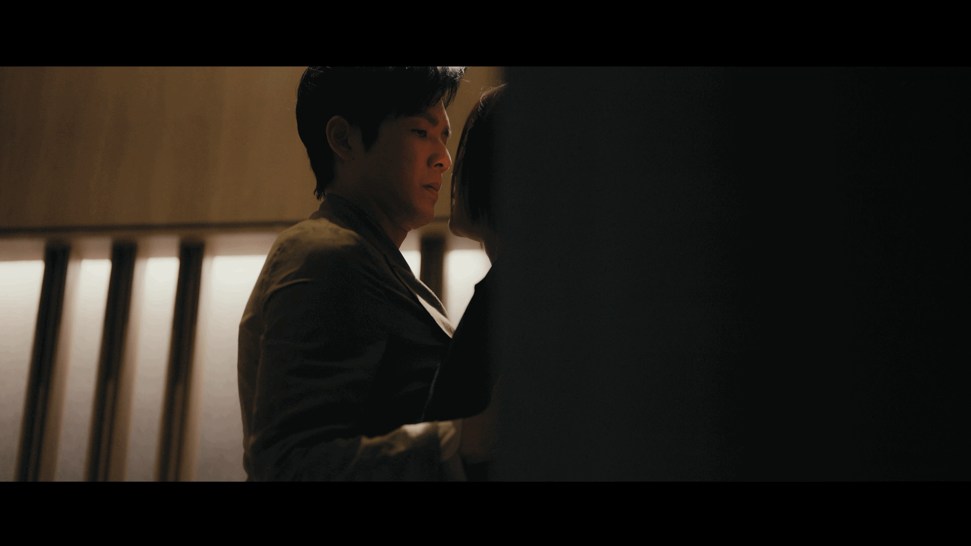 刚刷完家长会重逢名场面，冯睿藏在背后发白的指节，谭思婷悄悄揉脚踝的小动作，没说