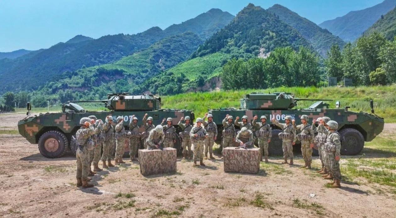 万岁军某个英雄连队装备最新型号8×8轮式步兵战车，两辆装甲车前集中了二十名战士，
