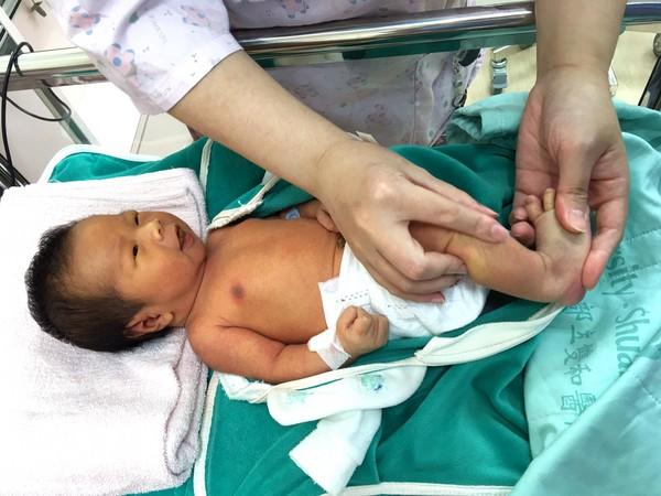 6月大女婴穿尿布拍照, 爷爷骂妈妈: 是让她长大做妓女吗!